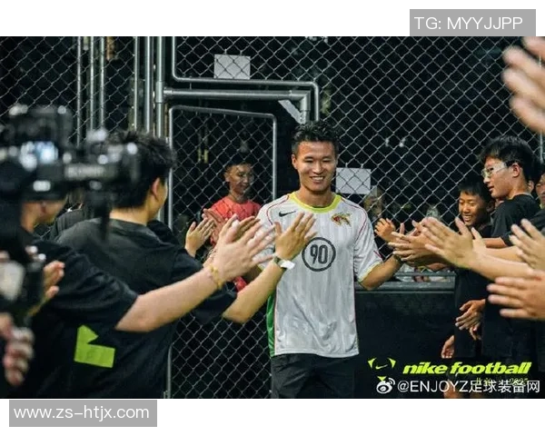 耐克广告中的铁笼足球明星展现激情与实力的完美结合 耐克广告中的铁笼足球明星展现激情与实力的完美结合